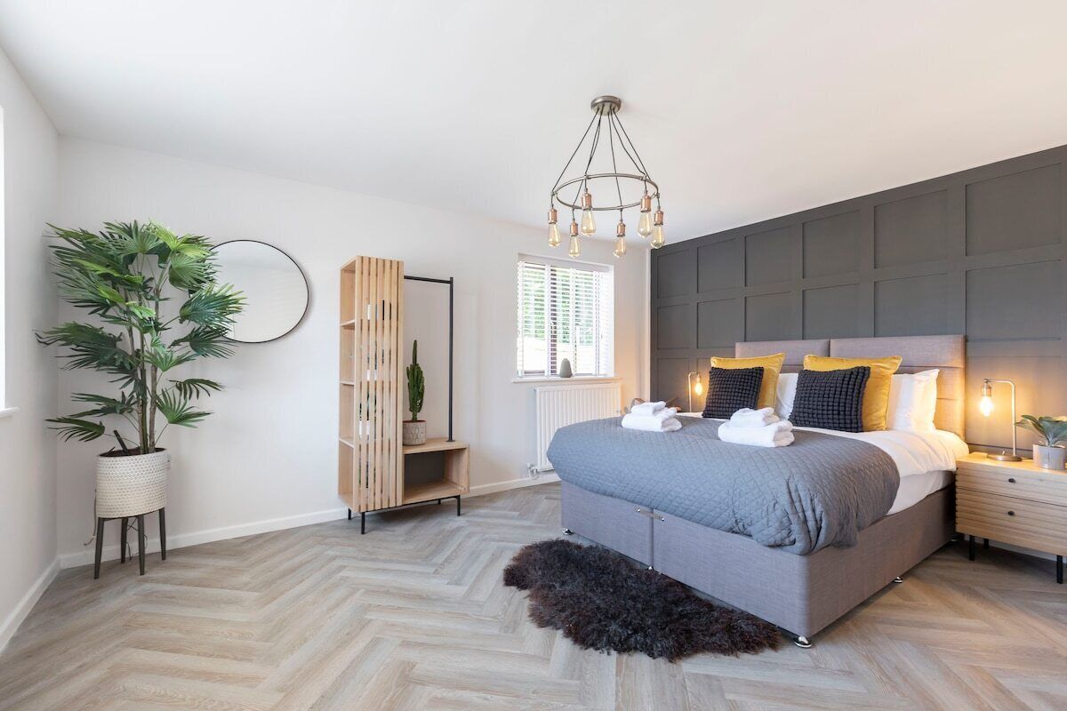 6 bedrooms, iron/ironing board, travel crib, free WiFi