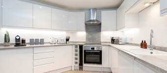 Beautiful 2-Bed 2 Bath Regency Flat with Parking