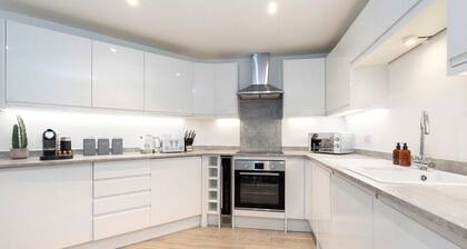 Beautiful 2-Bed 2 Bath Regency Flat with Parking