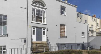 Beautiful 2-Bed 2 Bath Regency Flat with Parking