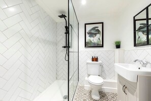 Shower, hair dryer, towels, soap - Beautiful 2-Bed 2 Bath Regency Flat with Parking (Gloucestershire)