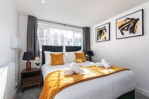 1 habitación, tabla de planchar con plancha y cuna de viaje