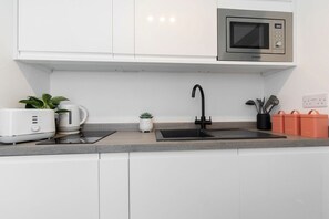 Refrigerador, microondas, placa de cocina, cafetera/tetera