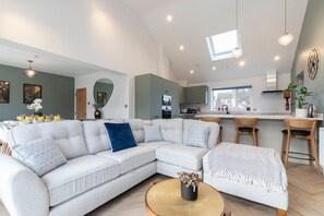 TV, table tennis - Comfortable & Contemporary 5-Bed 3 Bathroom Home (Gloucestershire)