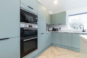 Fridge, microwave, oven, stovetop - Comfortable & Contemporary 5-Bed 3 Bathroom Home (Gloucestershire)