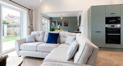 Comfortable & Contemporary 5-Bed 3 Bathroom Home