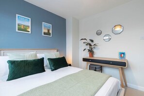 5 bedrooms, iron/ironing board, travel crib, free WiFi - Comfortable & Contemporary 5-Bed 3 Bathroom Home (Gloucestershire)