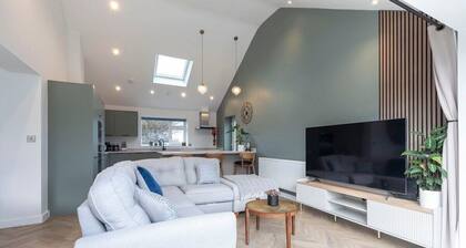 Comfortable & Contemporary 5-Bed 3 Bathroom Home
