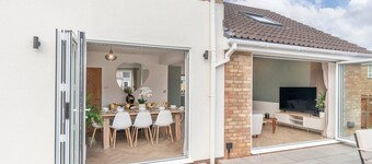 Comfortable & Contemporary 5-Bed 3 Bathroom Home