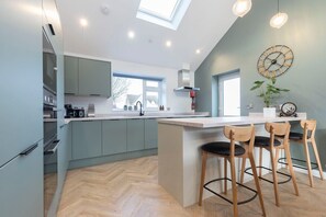 Fridge, microwave, oven, stovetop - Comfortable & Contemporary 5-Bed 3 Bathroom Home (Gloucestershire)