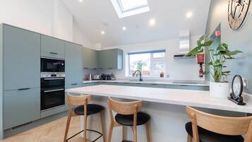 Coffee/tea maker, fridge, microwave, oven