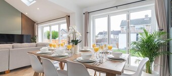 Comfortable & Contemporary 5-Bed 3 Bathroom Home