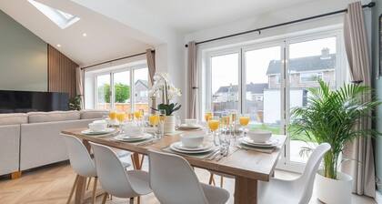 Comfortable & Contemporary 5-Bed 3 Bathroom Home