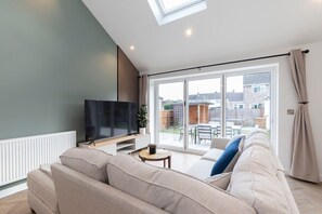 TV, table tennis - Comfortable & Contemporary 5-Bed 3 Bathroom Home (Gloucestershire)