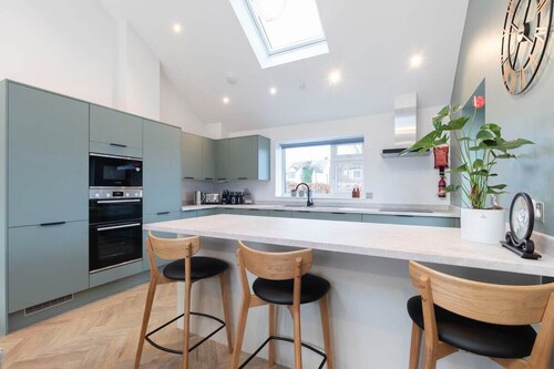 Comfortable & Contemporary 5-Bed 3 Bathroom Home