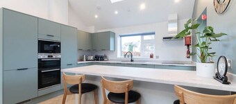 Comfortable & Contemporary 5-Bed 3 Bathroom Home