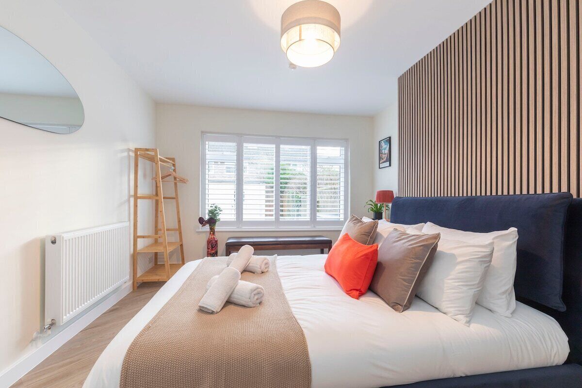 5 bedrooms, iron/ironing board, travel crib, WiFi (free)