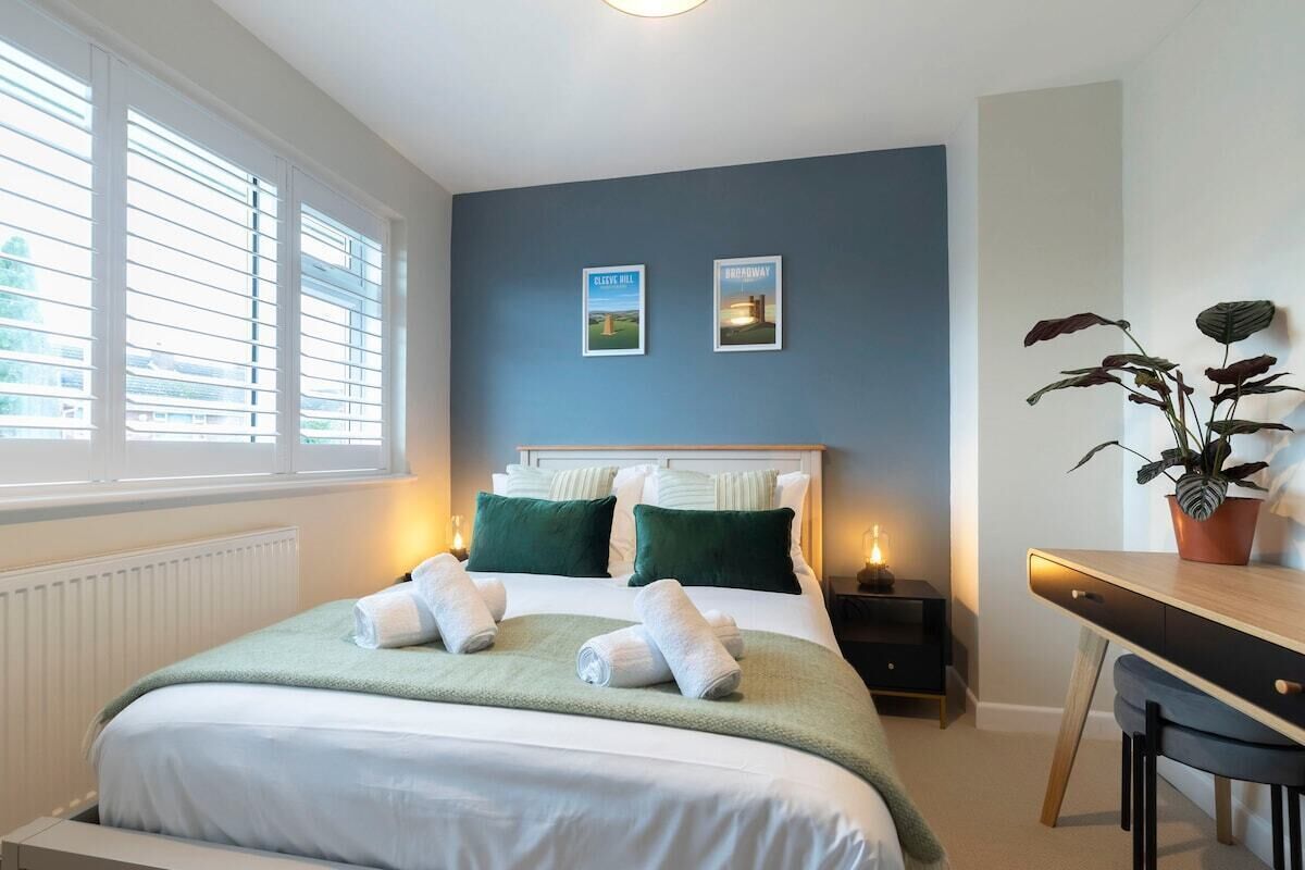 5 bedrooms, iron/ironing board, travel crib, WiFi (free)