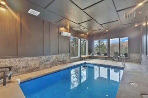 Una piscina cubierta, una piscina climatizada