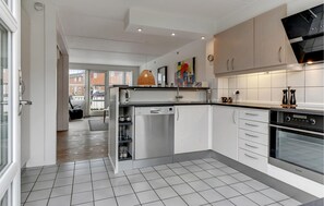 Kjøleskap, kokeplater, oppvaskmaskin og kaffetrakter/tekoker