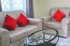 Suite, Balcony, City View | Living area