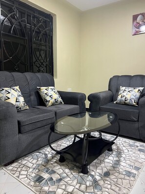 Suite, Balcony, City View | Living area