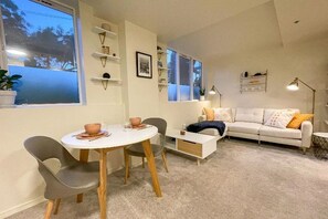 TV - Cozy Studio condo in the Leschi neighborhood (Seattle)