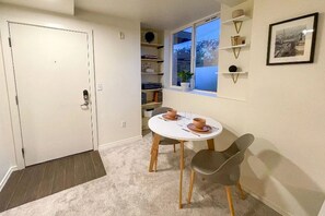Dining - Cozy Studio condo in the Leschi neighborhood (Seattle)