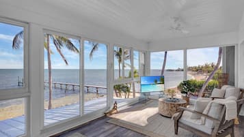 Smart-tv, bøger, stereoanlæg, printere