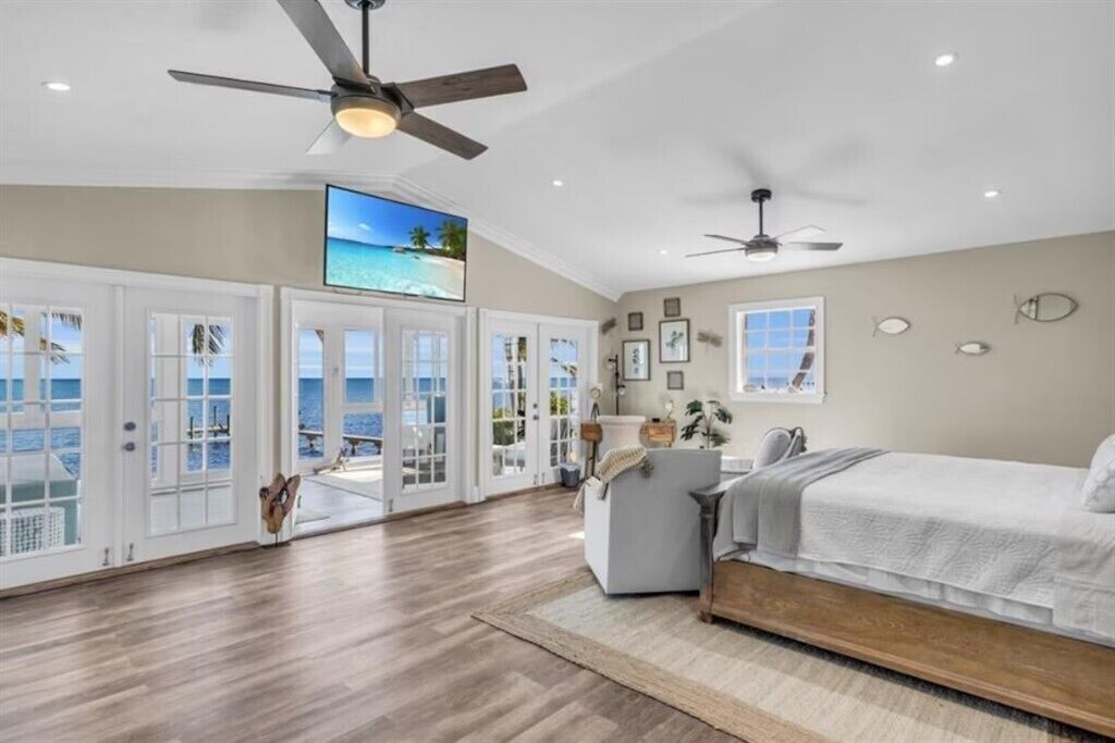 6 室のベッドルーム、デスク、アイロン / アイロン台、旅行用ベビーベッド