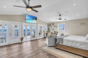 6 bedrooms, desk, iron/ironing board, travel crib