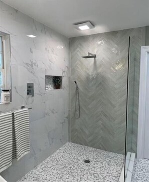 Shower, jetted tub, eco-friendly toiletries, hair dryer