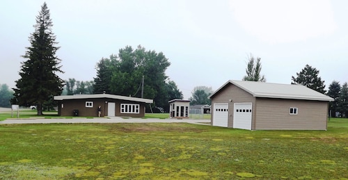 SPACIOUS 6-BEDROOM SINGLE LEVEL LODGE IN MEDINA, WIFI, AC, PARKING LOT, GARAGE