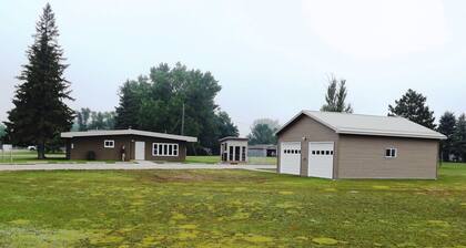 SPACIOUS 6-BEDROOM SINGLE LEVEL LODGE IN MEDINA, WIFI, AC, PARKING LOT, GARAGE