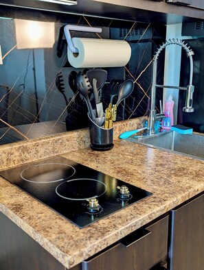 Fridge, coffee/tea maker, cookware/dishes/utensils, dining tables