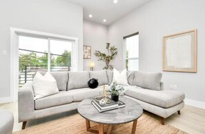 Living area - Charming 3-bedroom townhome with WiFi and AC in lovely Houston (Houston)