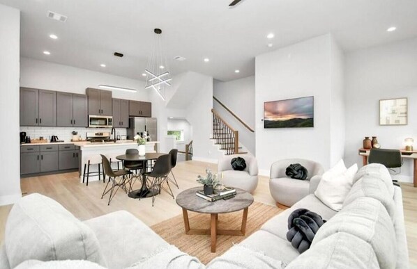 Living area - Charming 3-bedroom townhome with WiFi and AC in lovely Houston (Houston)