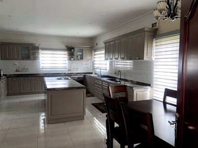 Spacious and staffed 3-bedroom house with WiFi and AC in Blantyre