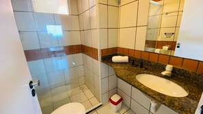 Apartment | Bathroom | Shower, free toiletries, hair dryer, towels
