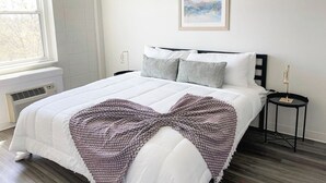 Desk, iron/ironing board, free WiFi, bed sheets - Sleepover | Elegant 1BD/1BA + Gym - Cincinnati (Cincinnati)