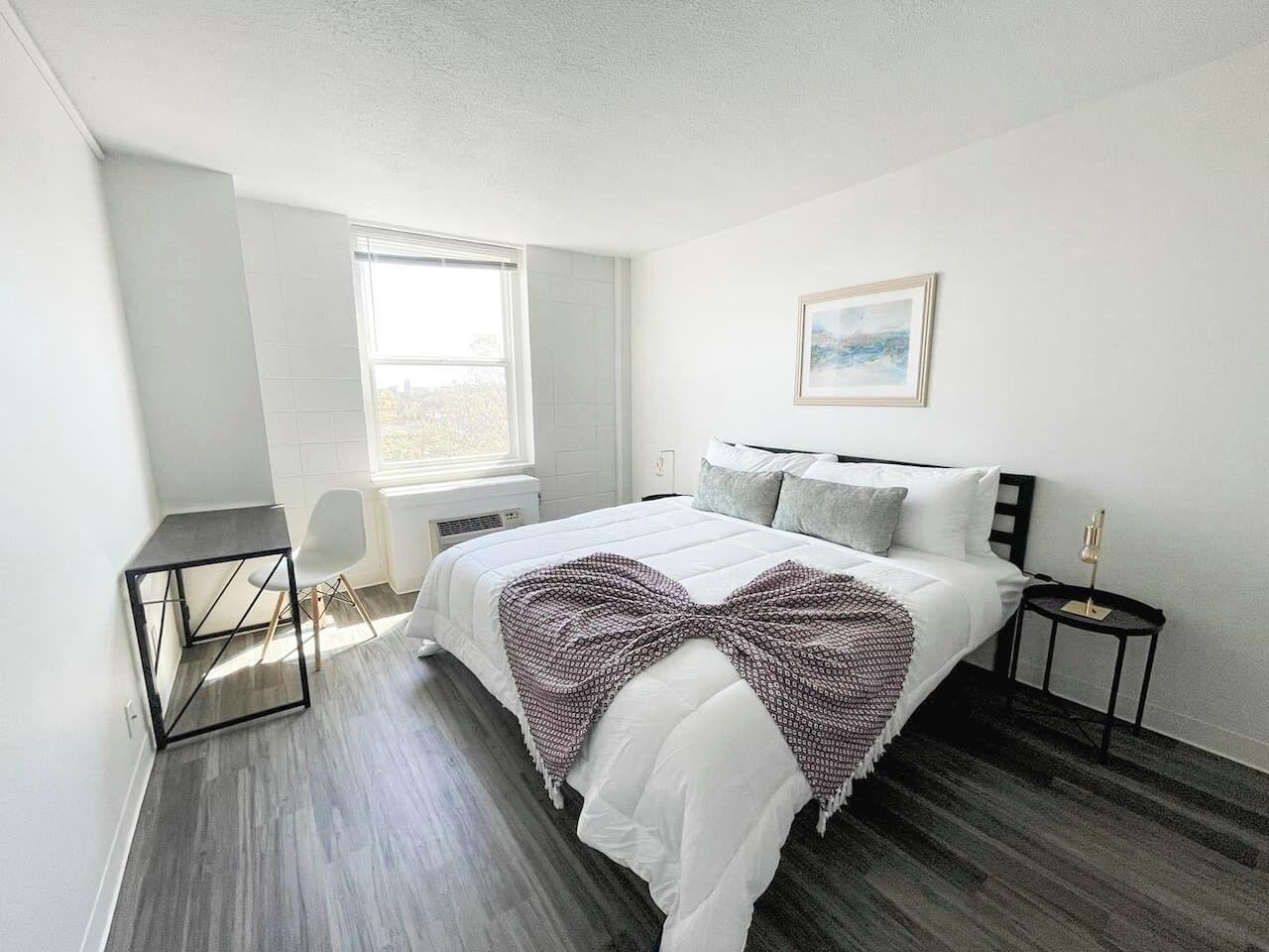 Bureau, fer et planche à repasser, Wi-Fi gratuit, draps fournis