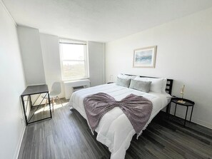 Een bureau, een strijkplank/strijkijzer, gratis wifi, beddengoed