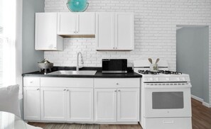 Fridge, microwave, oven, stovetop - Cozy house with WiFi in charming Columbus (Columbus)