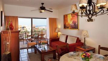 Suite junior, balcón, vista al océano | Área de sala de estar