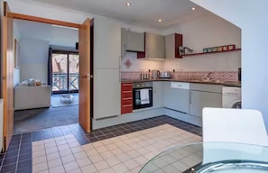 Fridge, microwave, oven, dishwasher - New! Dean Village, river balcony, free private parking (Edinburgh)