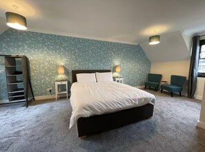 1 bedroom, iron/ironing board, WiFi, bed sheets - New! Dean Village, river balcony, free private parking (Edinburgh)