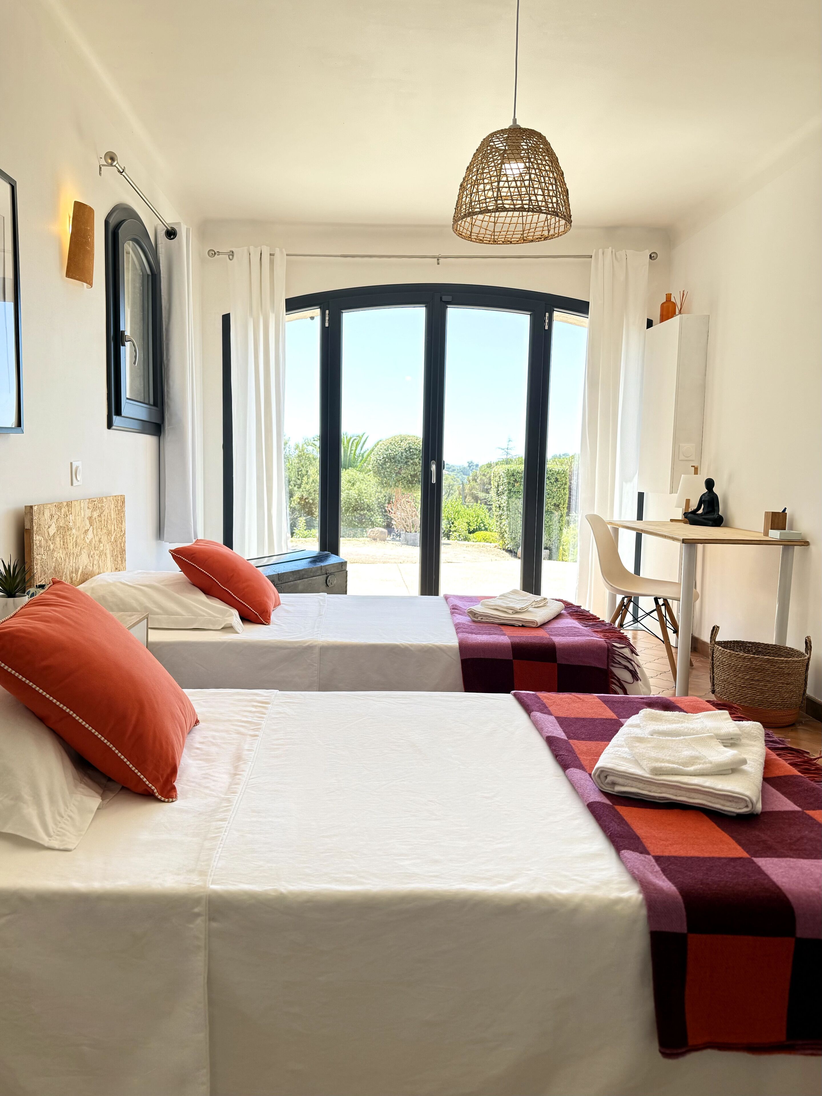 2 slaapkamers, een strijkplank/strijkijzer, reisbedje, gratis wifi