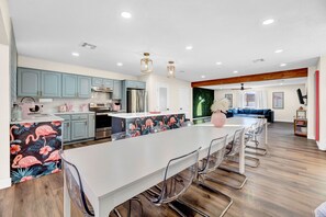 Fridge, microwave, oven, stovetop - THE PINK FLAMINGO - HEATED POOL! (Phoenix)