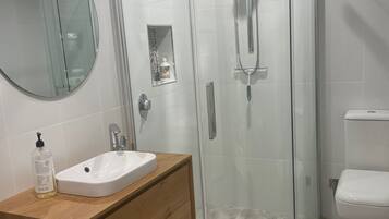 Douche, sèche-cheveux, serviettes fournies, savon