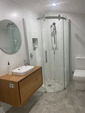 Ducha, secador de pelo, toallas, jabón